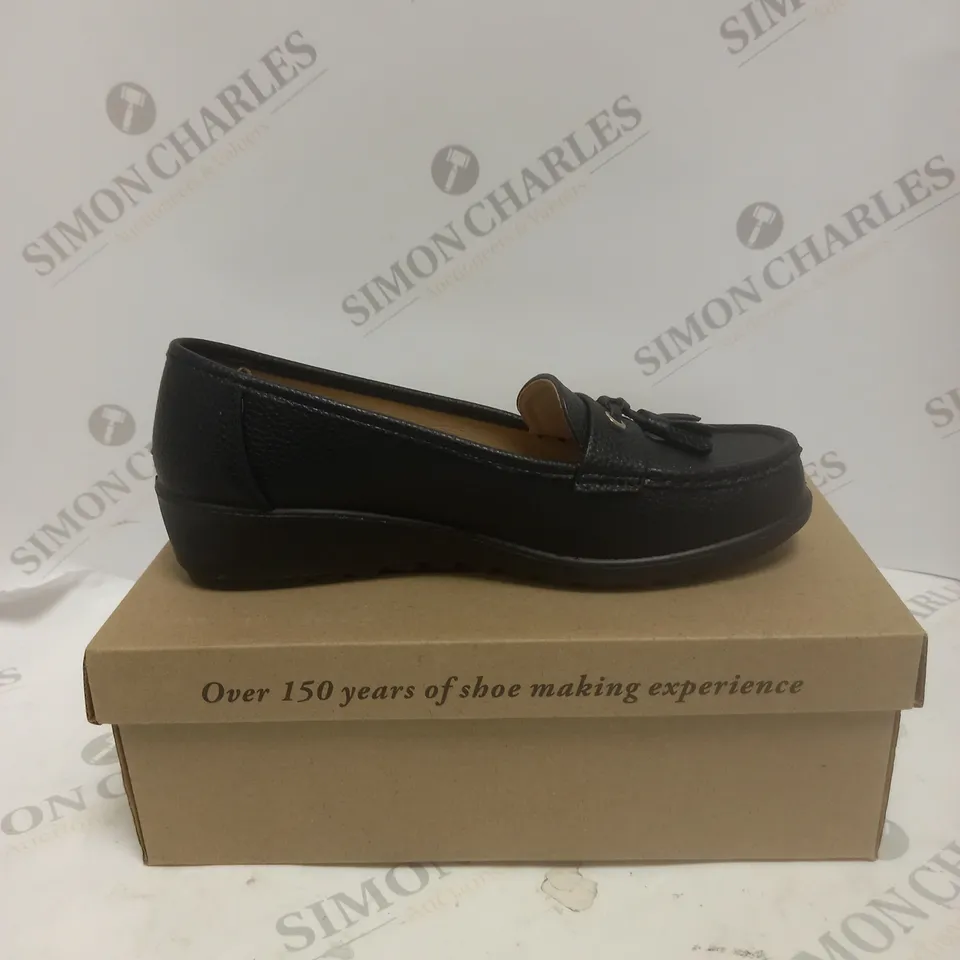 BOXED PAIR OF TASSLE SLIP ON LEATHER SHOES IN BLACK - SIZE 6