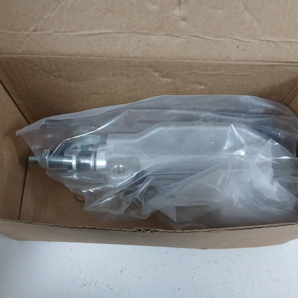 LOT OF ASSORTED HOUSEHOLD ITEMS TO INCLUDE SMEG CUTLERY, CAMPING LIGHT AND VARIOUS FITTINGS