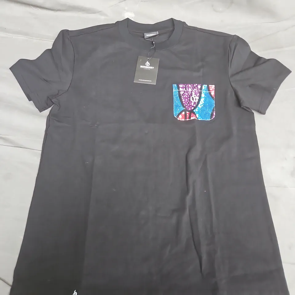 BONBERRY LONDON BLACK T-SHIRT IN BLACK WITH PRINTED POCKET – SIZE M