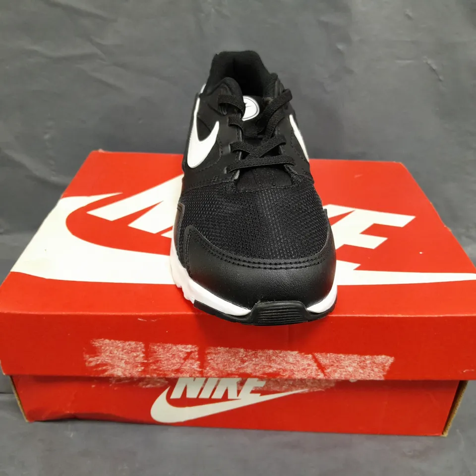 BOXED PAIR OF NIKE LD VICTORY TRAINERS IN BLACK/WHITE SIZE 2