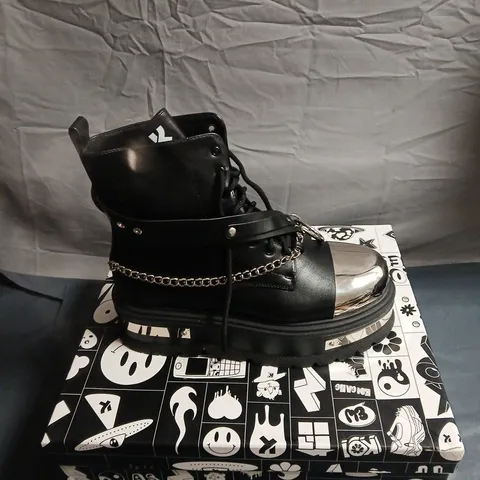 KOI BORIN BLACK LEATHER COMBAT BOOTS WITH CHROME TOE CAPS AND CHAIN EMBELLISHMENT, BLACK UK 8