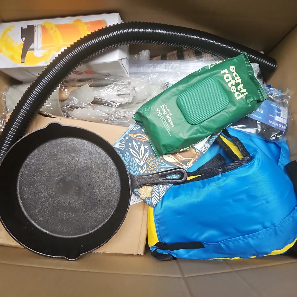 APPROXIMATELY 15 ASSORTED HOUSEHOLD PRODUCTS TO INCLUDE BROOM & DUSTPAN SET, CAST IRON PAN, DOG WIPES, ETC - COLLECTION ONLY