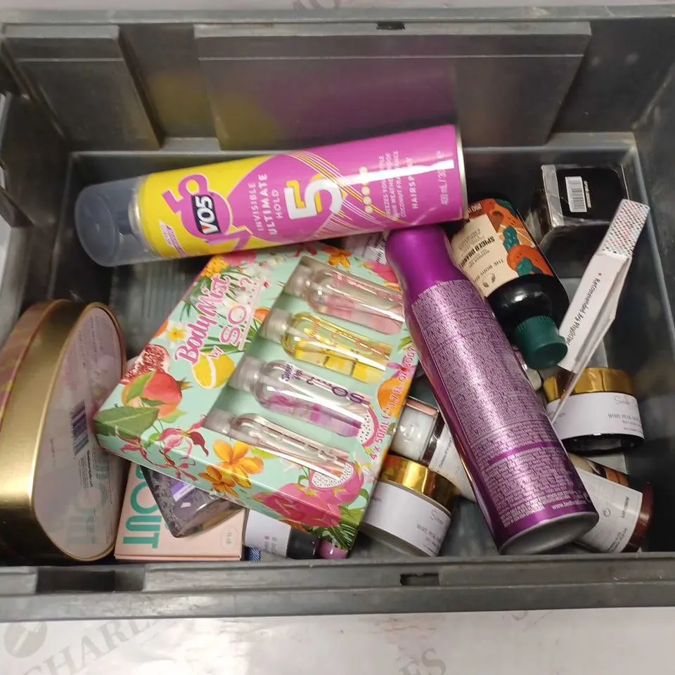 LOT OF APPROXIMATELY 20 COSMETICS ITEMS TO INCLUDE VO5 INVISIBLE ULTIMATE HOLD 5 HAIRSPRAY, THE BODY SHOP SPICED ORANGE SHOWER GEL, BED HEAD SUPERSTAR THICKENING SPRAY, ETC
