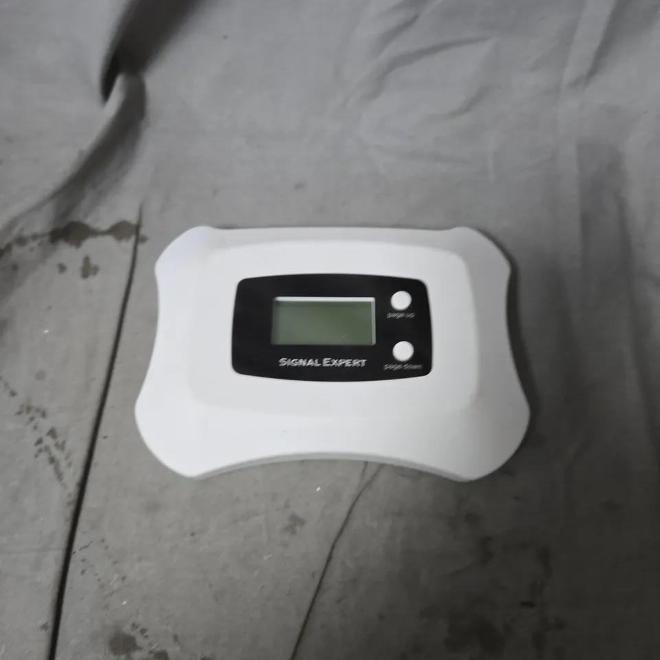 APPROXIMATELY 10 ASSORTED ITEMS INCLUDING SIGNAL EXPERT AND  SECURE KEY 