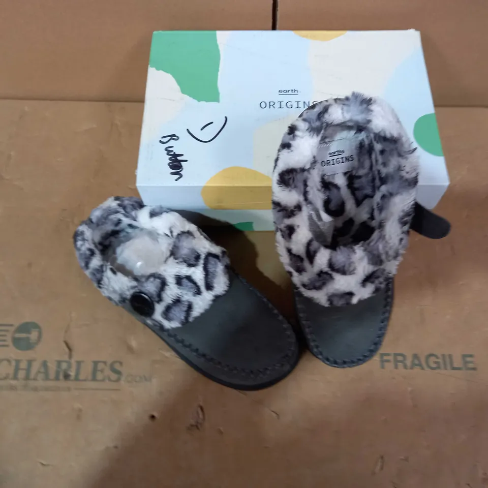 BOXED PAIR OF EARTH ORIGINS SLIPPERS - SIZE 3