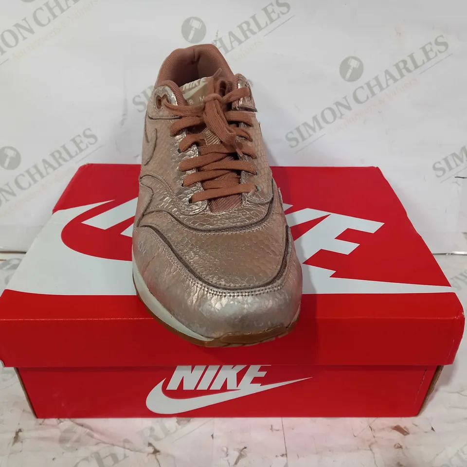 BOXED PAIR OF NIKE AIR MAX 1 SHOES IN TEXTURED ROSE GOLD COLOUR UK SIZE 9
