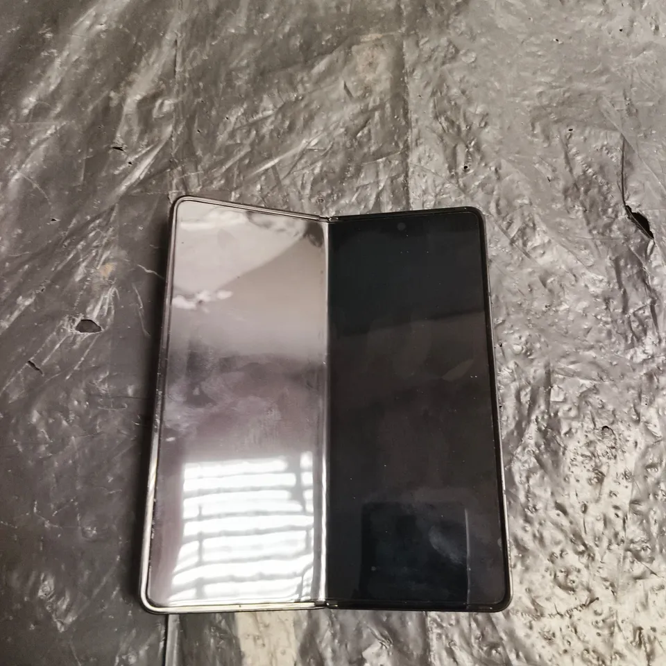 SMARTPHONE – BLACK, TRIPLE-CAMERA REAR