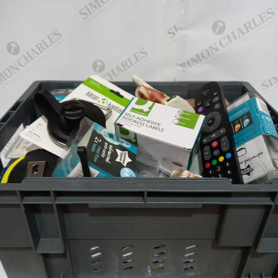 LOT TO CONTAIN APPROX 35 X ASSORTED HOUSEHOLD PRODUCTS, INCLUDES LED TEA LIGHTS, TAPE MEASURE, REMOTE ETC 