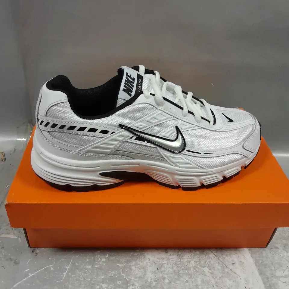 BOXED PAIR OF NIKE WOMENS INITIATOR IN WHITE/METALLIC SILVER SIZE UK 7