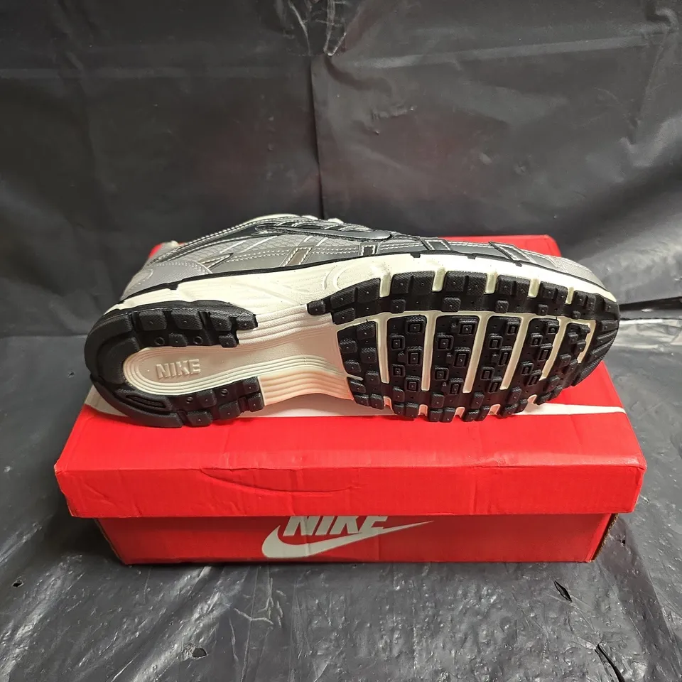 NIKE P-6000 METALLIC SILVER TRAINERS - UK 8.5 (US 9.5)