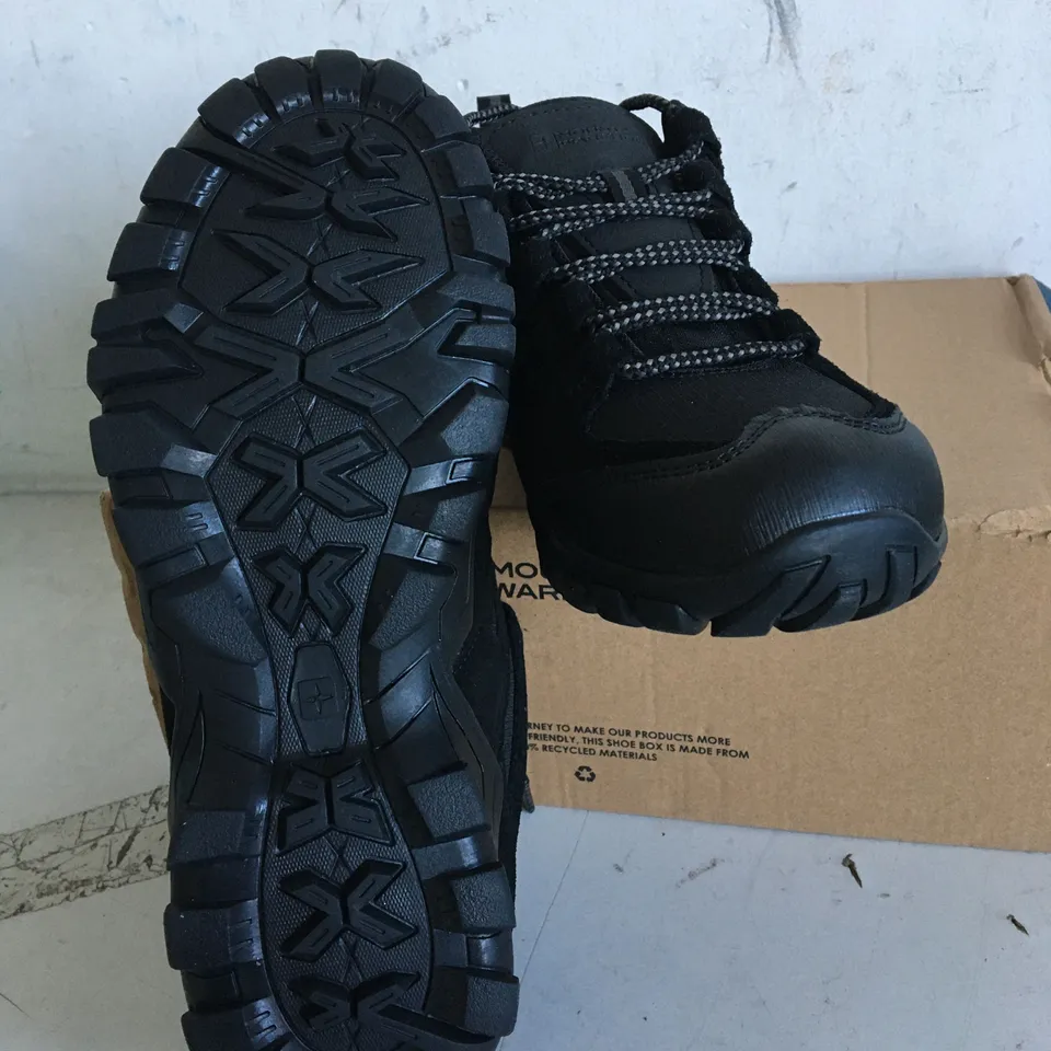 BOXED PAIR OF SIZE 6 MOUNTAIN WAREHOUSE BLACK FOOTWEAR