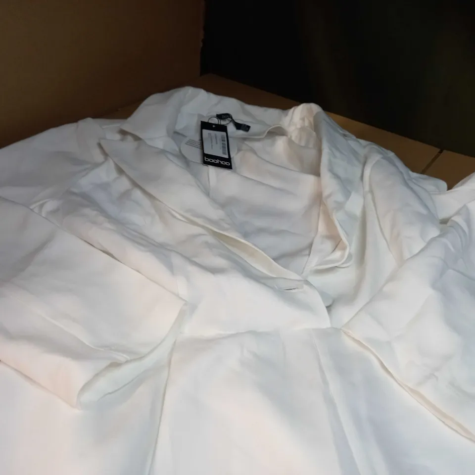 BOOHOO WHITE LACE TRIM BELTED BLAZER PLAYSUIT - SIZE 16