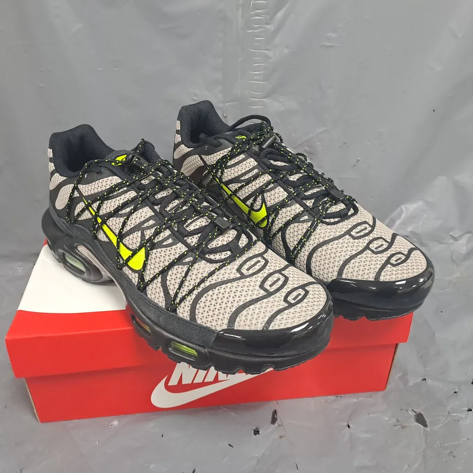 BOXED PAIR OF NIKE  AIR MAX SHOES BLACK AND GREY SIZE UK 10.5