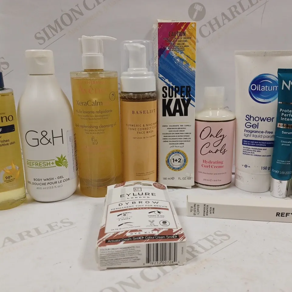 BOX OF APPROX 10 ASSORTED BEAUTY PRODUCTS TO INCLUDE ONLY CURLS CURL CREME, AVON DRY OIL SPRAY, NO.7 ADVANCED SERUM, ETC 