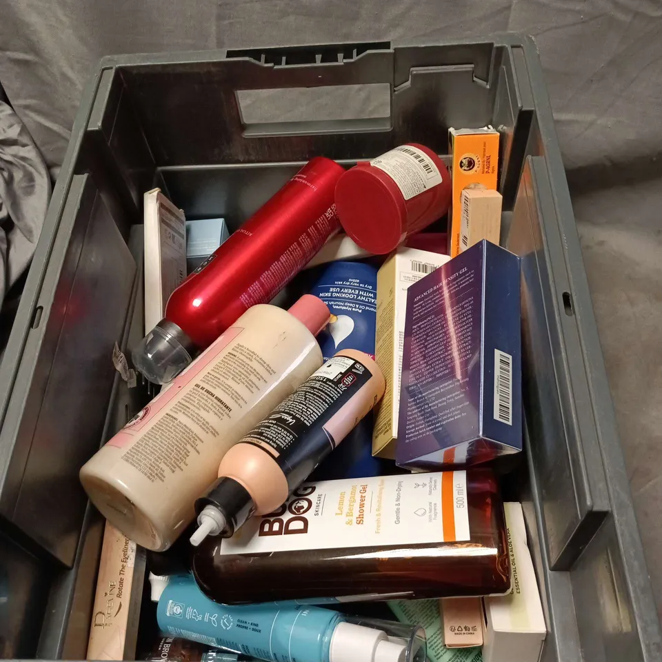 APPROXIMATELY 20 ASSORTED COSMETIC ITEMS TO INCLUDE DERMOL LOTION, COLGATE, BULLDOG, MAGIC LUXURY BODY OIL, HAIR DENSITY GEL ETC