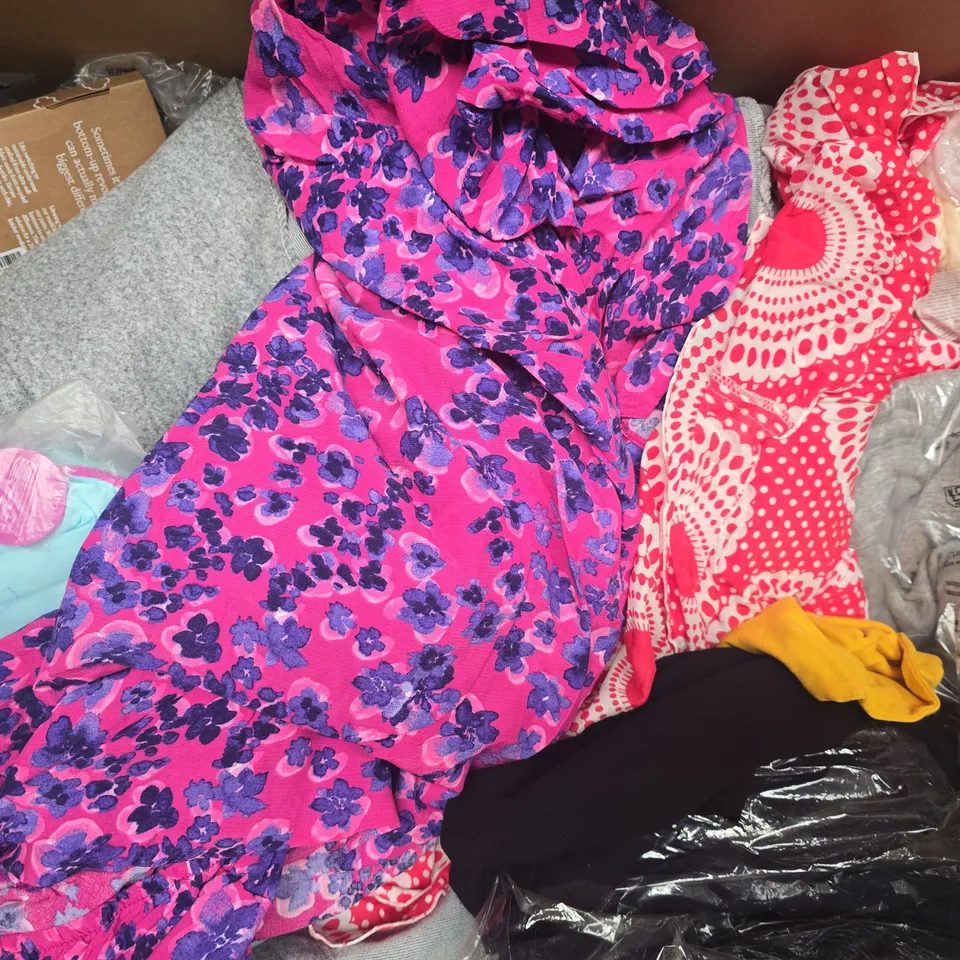 APPROXIMATELY 20 ASSORTED CLOTHING AND FASHION PRODUCTS IN VARIOUS STYLES AND SIZES - COLLECTION ONLY