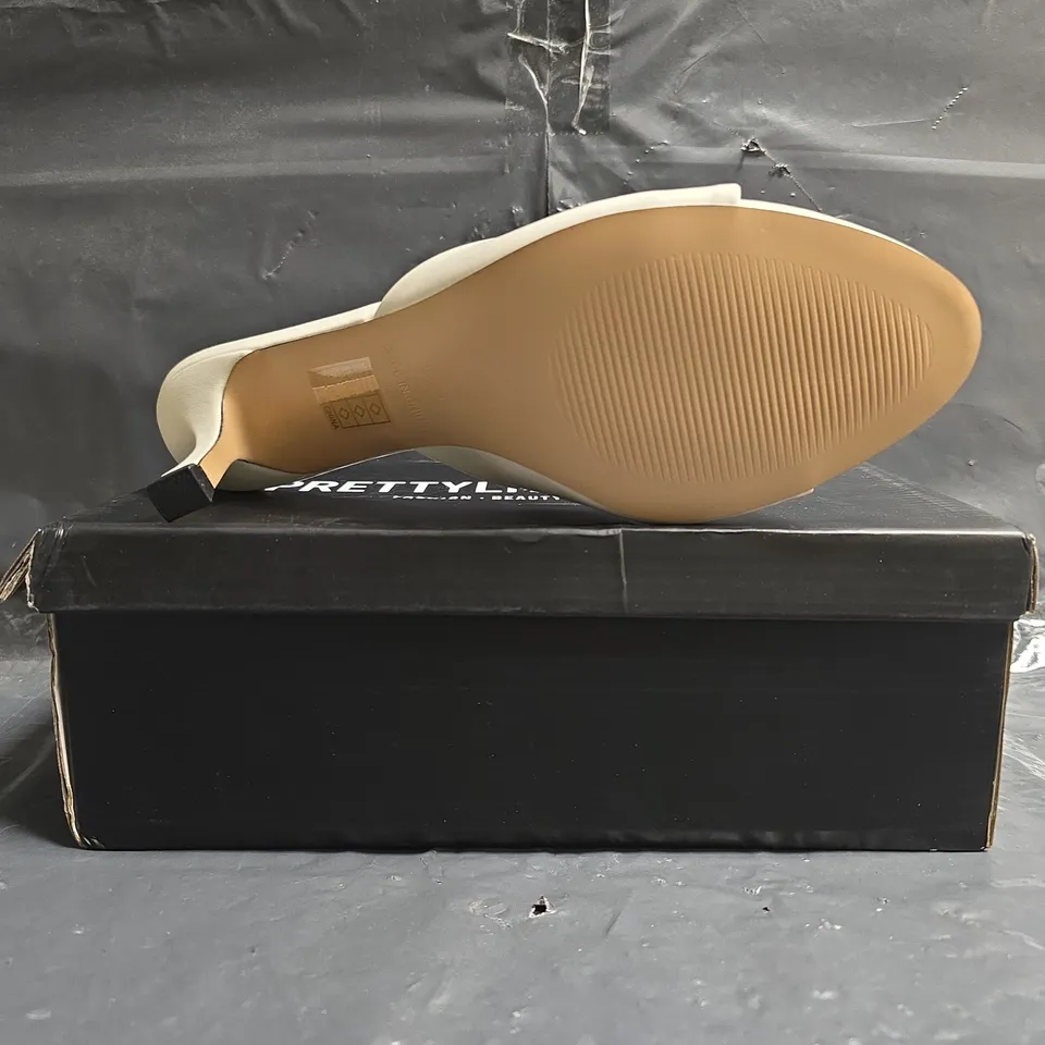 BOXED PAIR OF PRETTY LITTLE THING OPEN TOE LOW HEEL MULES W. BOW DETAIL IN WHITE SIZE UK 8