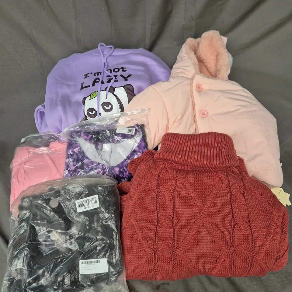 APPROXIMATELY 20 ASSORTED CLOTHING ITEMS IN VARIOUS SIZES TO INCLUDE - BABY COAT, HOODIE, KNIT TURTLENECK, ETC