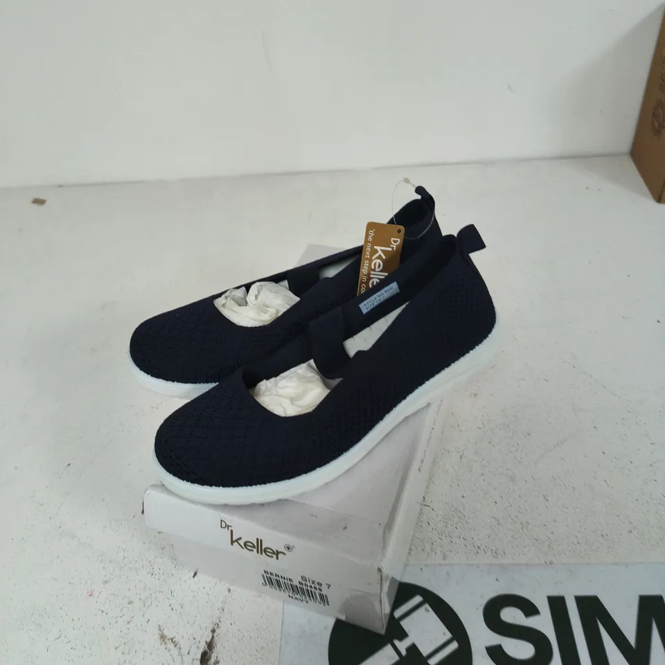 DR KELLER BERNIE B0469 NAVY KNIT SLIP-ON SHOES – SIZE 7
