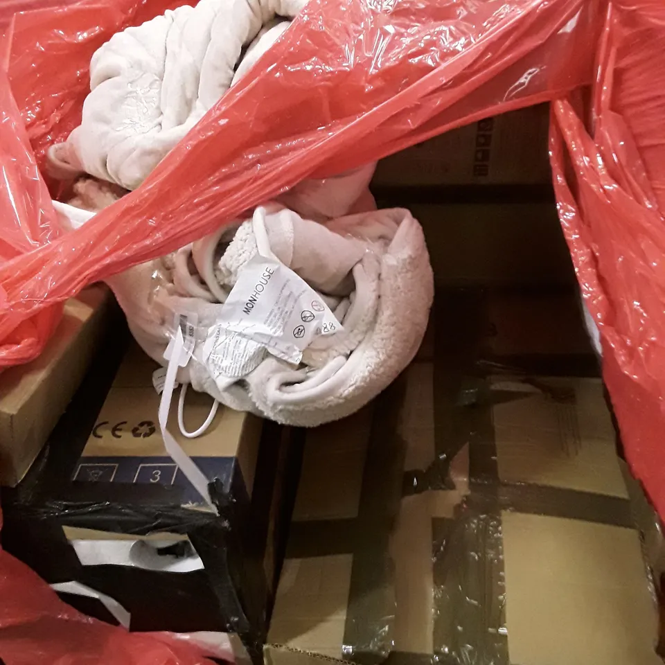 LARGE PALLET OF A SIGNIFICANT QUANTITY OF ASSORTED ITEMS TO INCLUDE WATER FILTERS , ELECTRIC BLANKET,  ETC