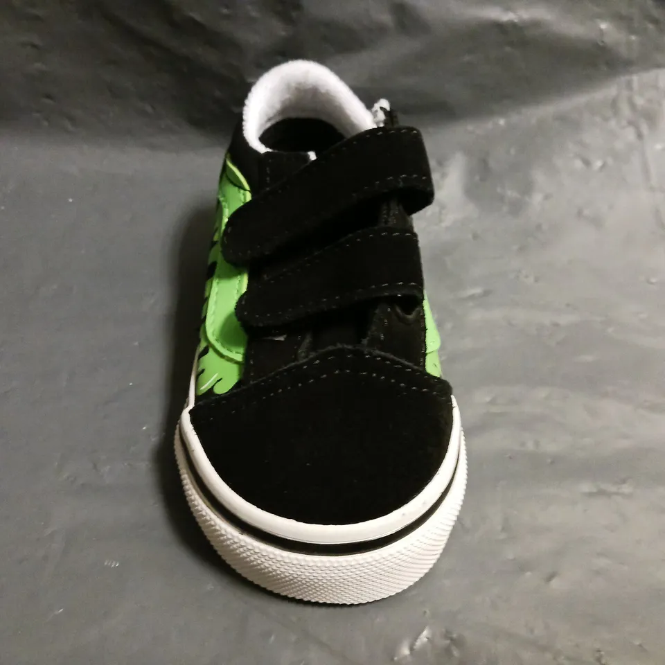 BOXED PAIR OF VANS OLD SKOOL V INFANT SHOES IN BLACK/GREEN SIZE UK 4.5