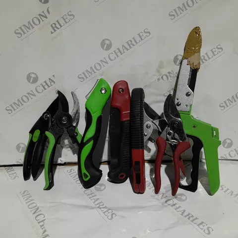 APPROXIMATELY 8 ASSORTED GARDENING TOOLS TO INCLUDE SHEARS, PRUNING SAW ETC.