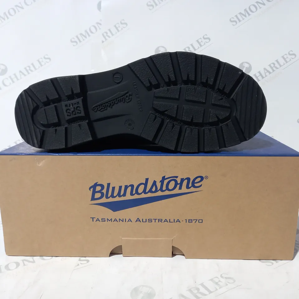 BOXED PAIR OF BLUNDSTONE ELASTIC SIDED BOOTS IN RUSTIC BLACK UK SIZE 7