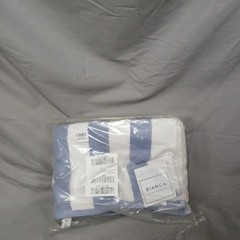 BOX OF APPROXIMATELY 15 ASSORTED HOUSEHOLD ITEMS TO INCLUDE: SQUARE PILLOW AND BIANCA TOWELS 