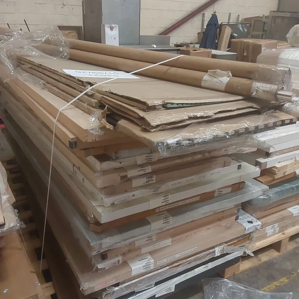 PALLET CONTAINING A VERY LARGE QUANTITY OF ASSORTED WOODEN INTERNAL DOORS ECT