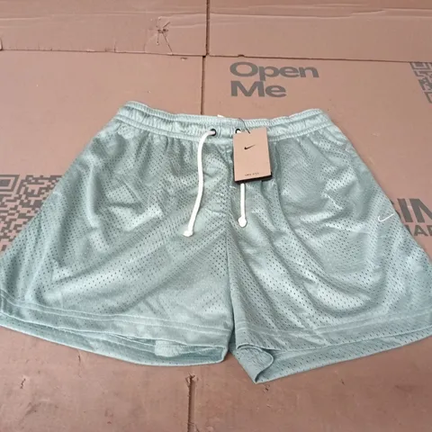 NIKE STANDARD ISSUE MID THIGH LENGTH SHORTS IN GREEN - MEDIUM