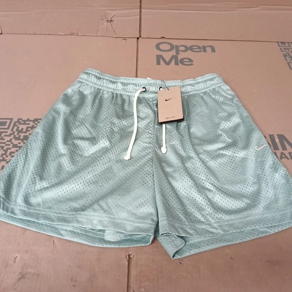 NIKE STANDARD ISSUE MID THIGH LENGTH SHORTS IN GREEN - MEDIUM