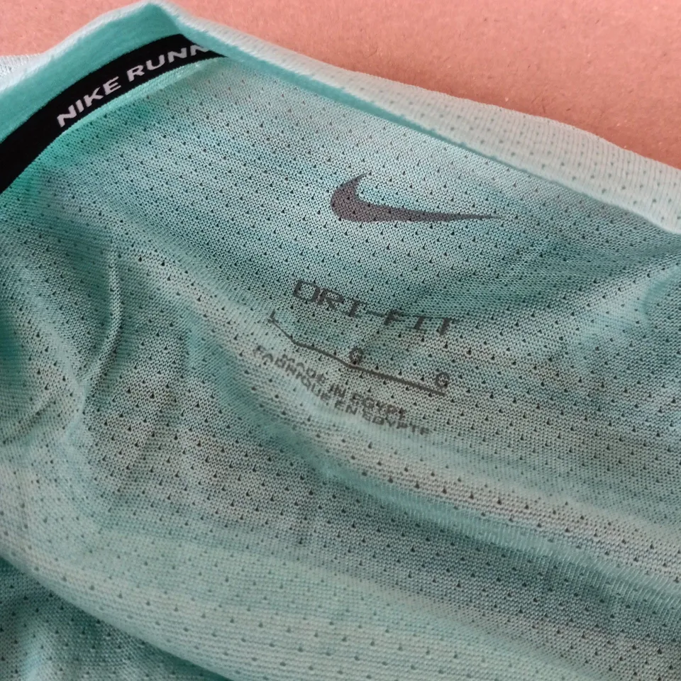 NIKE RUNNING TEE IN LIGHT BLUEY GREEN - LARGE