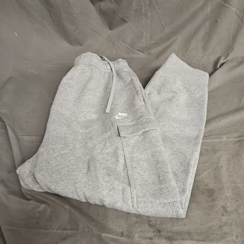 NIKE STANDARD FIT TAPER LEG SNEAKER LENGTH JOGGERS IN GREY SIZE 2XL