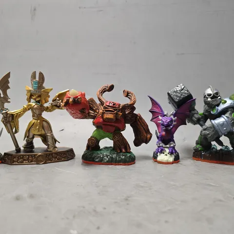 APPROXIMATELY 13 ASSORTED TOYS & GAMES TO INCLUDE - PORTAL OF POWER , GIANTS TREE REX ETC