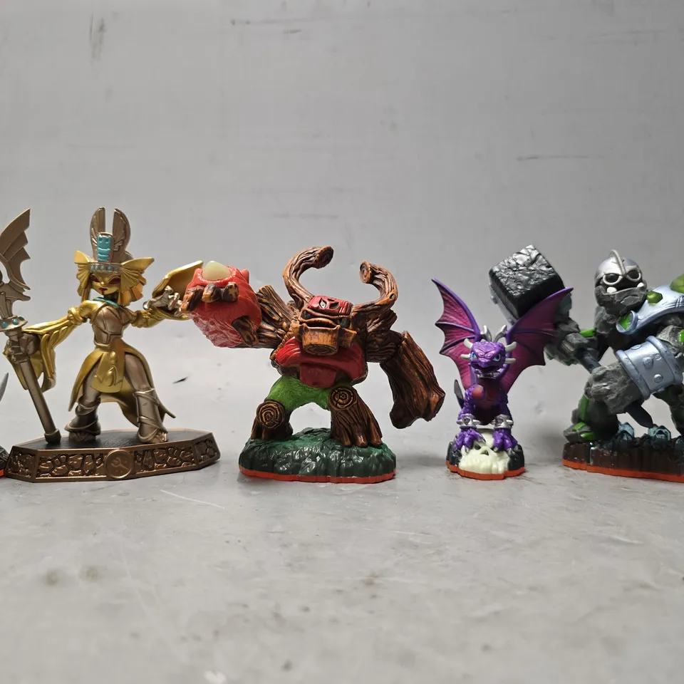 APPROXIMATELY 13 ASSORTED TOYS & GAMES TO INCLUDE - PORTAL OF POWER , GIANTS TREE REX ETC