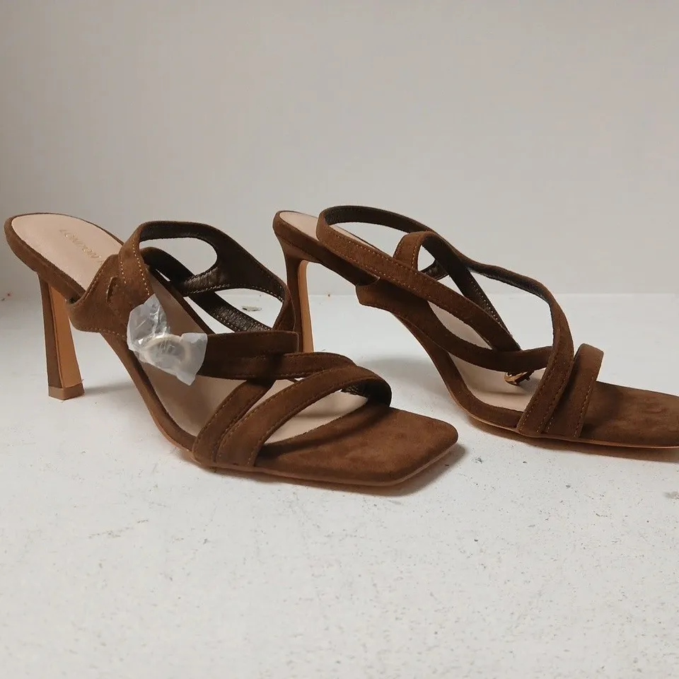 BOXED PAIR OF LONDON REBEL OPEN TOE STRAPPY HEELS IN BROWN SIZE 7