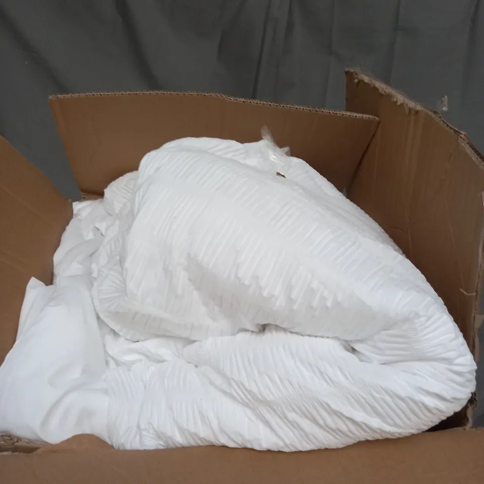 BOXED COZEE HOME TEXTURED STRIPE AND SUPERSOFT BEDSPREAD 