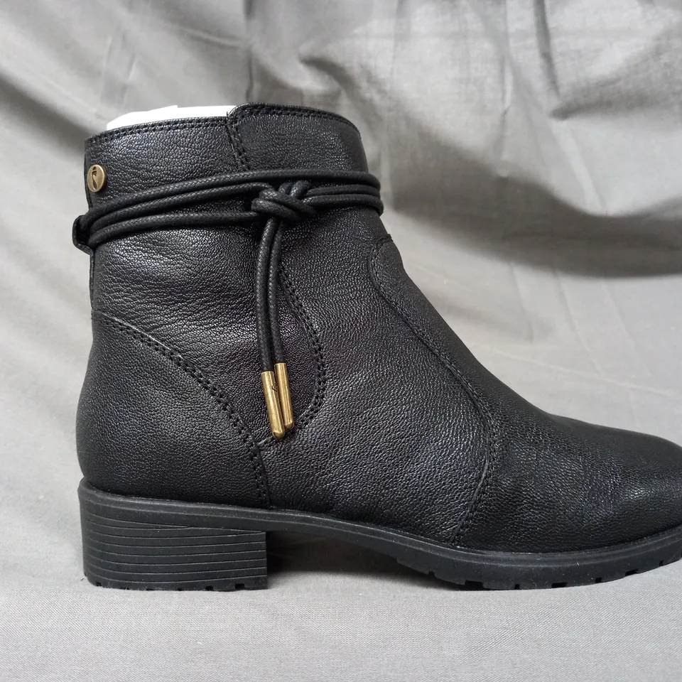 BOXED PAIR OF STRIVE LAMBETH BOOTS IN BLACK SIZE 4