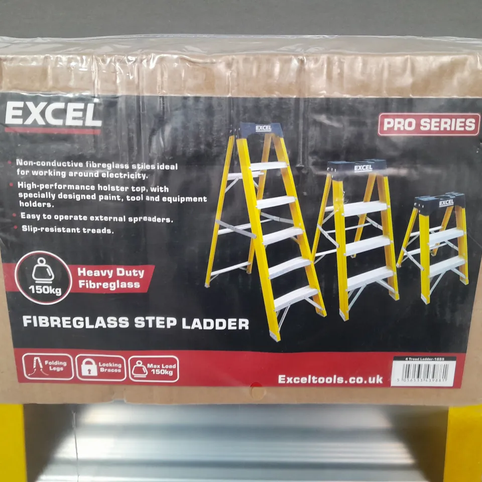 SEALED EXCEL PRO SERIES FIBERGLASS STEP LADDER