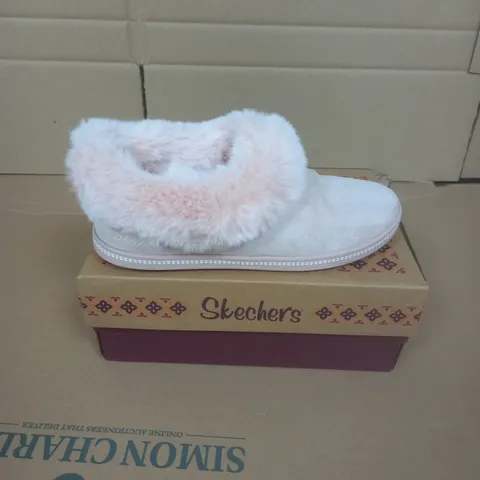 BOXED PAIR OF SKECHERS COZY CAMPFIRE SLIPPER IN BLUSH PINK SIZE 3