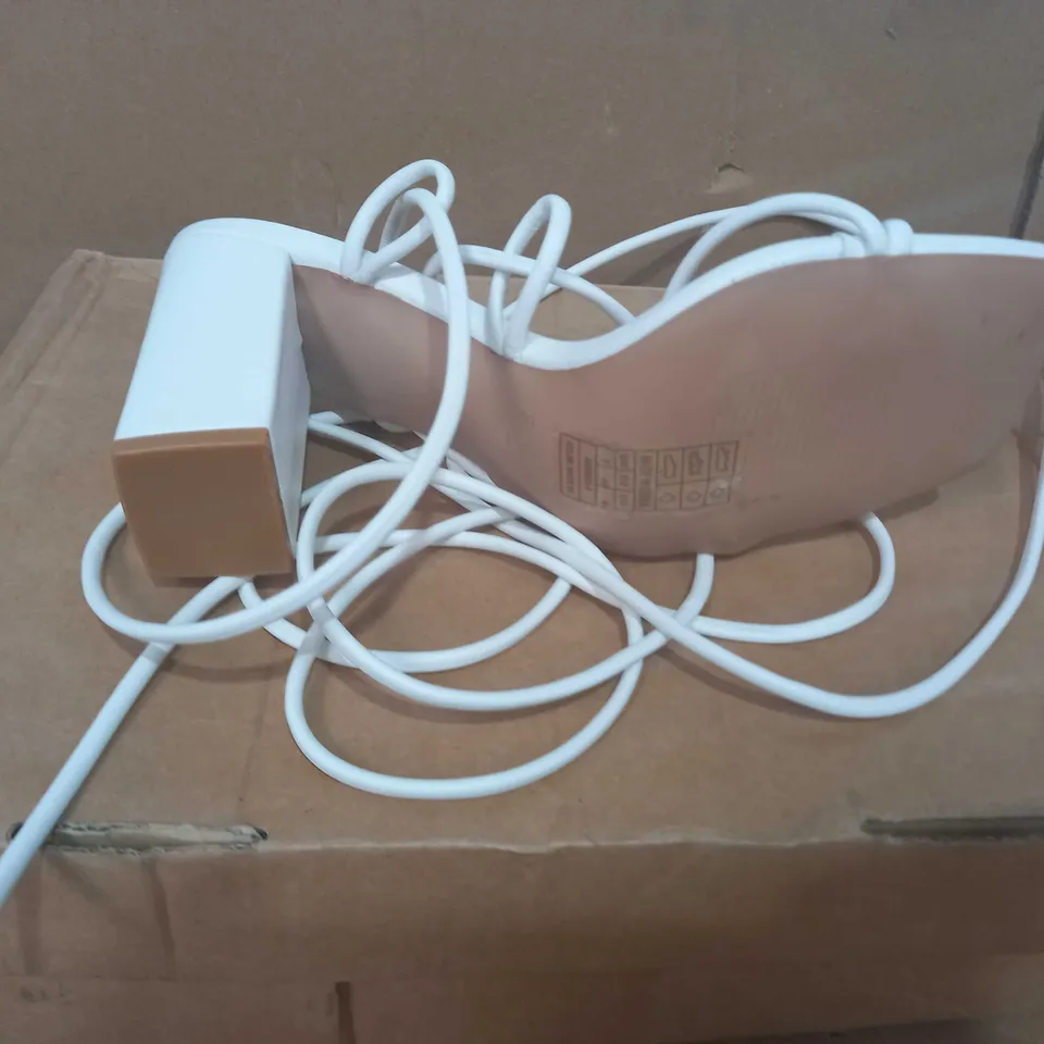 BOXED PAIR OF SIMMI LONDON HEELS IN WHITE UK SIZE 7