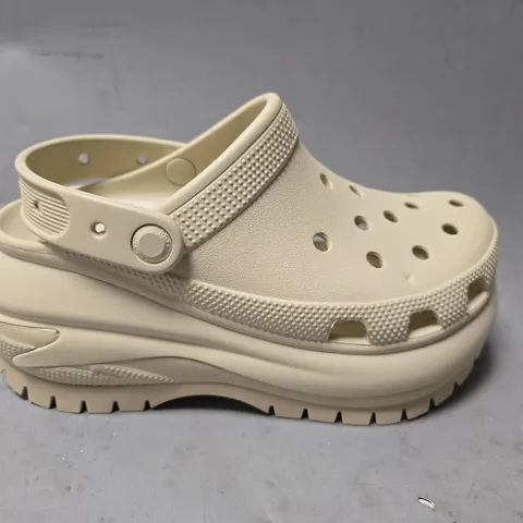 CROCS MEGA CRUSH CLOG - UK M4/W5