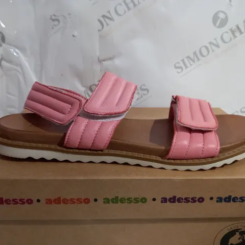 BOXED PAIR OF ADESSO LEATHER OPEN TOE FLAT SANDAL - SIZE 6
