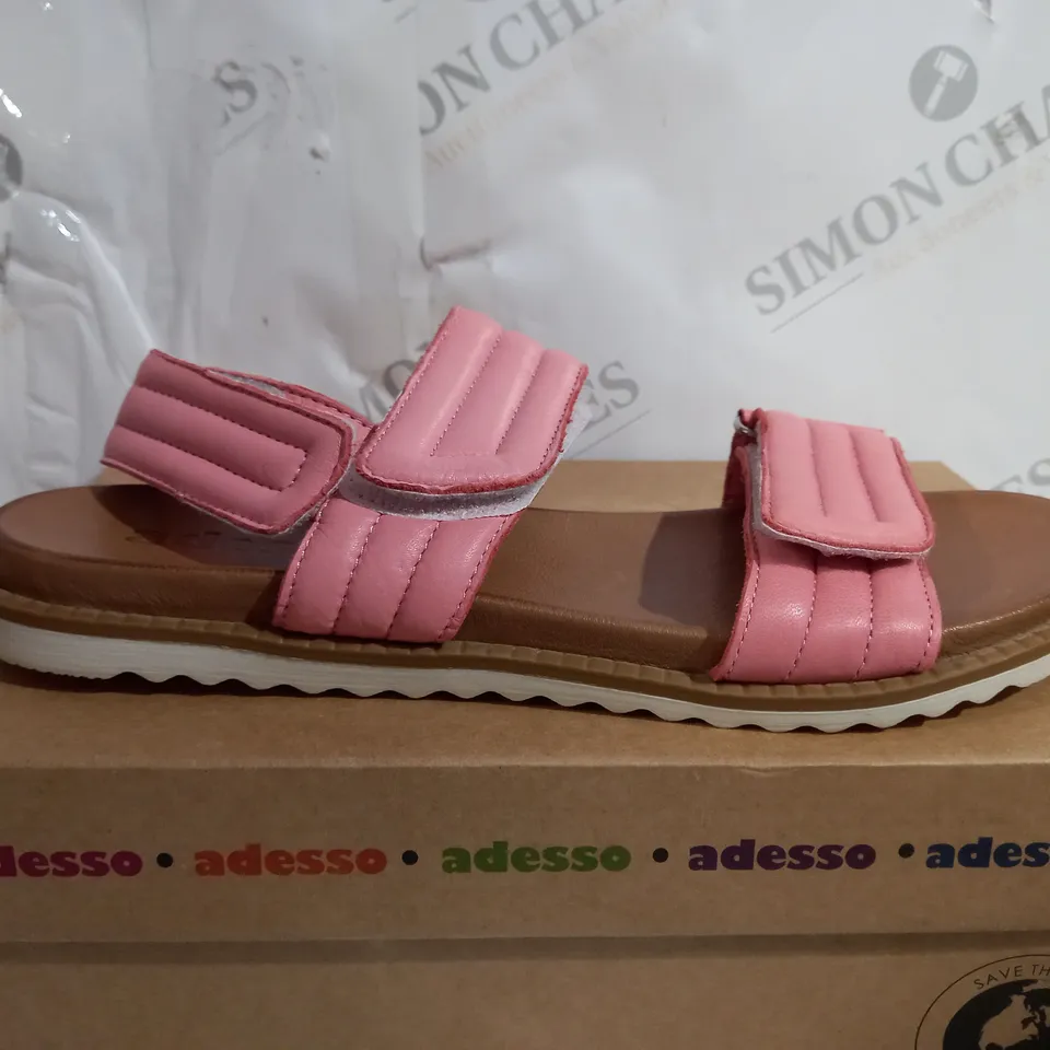 BOXED PAIR OF ADESSO LEATHER OPEN TOE FLAT SANDAL - SIZE 6