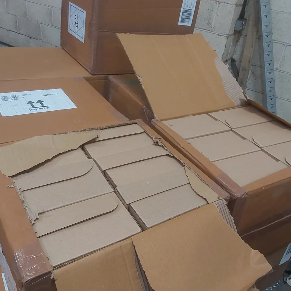 PALLET CONTAINING APPROXIMATELY 190x ASSORTED BRAND NEW DESIGNER  SHOES INCLUDING: SIMPLY BE SANDALS, SIMPLY BE BALLET SHOES ECT