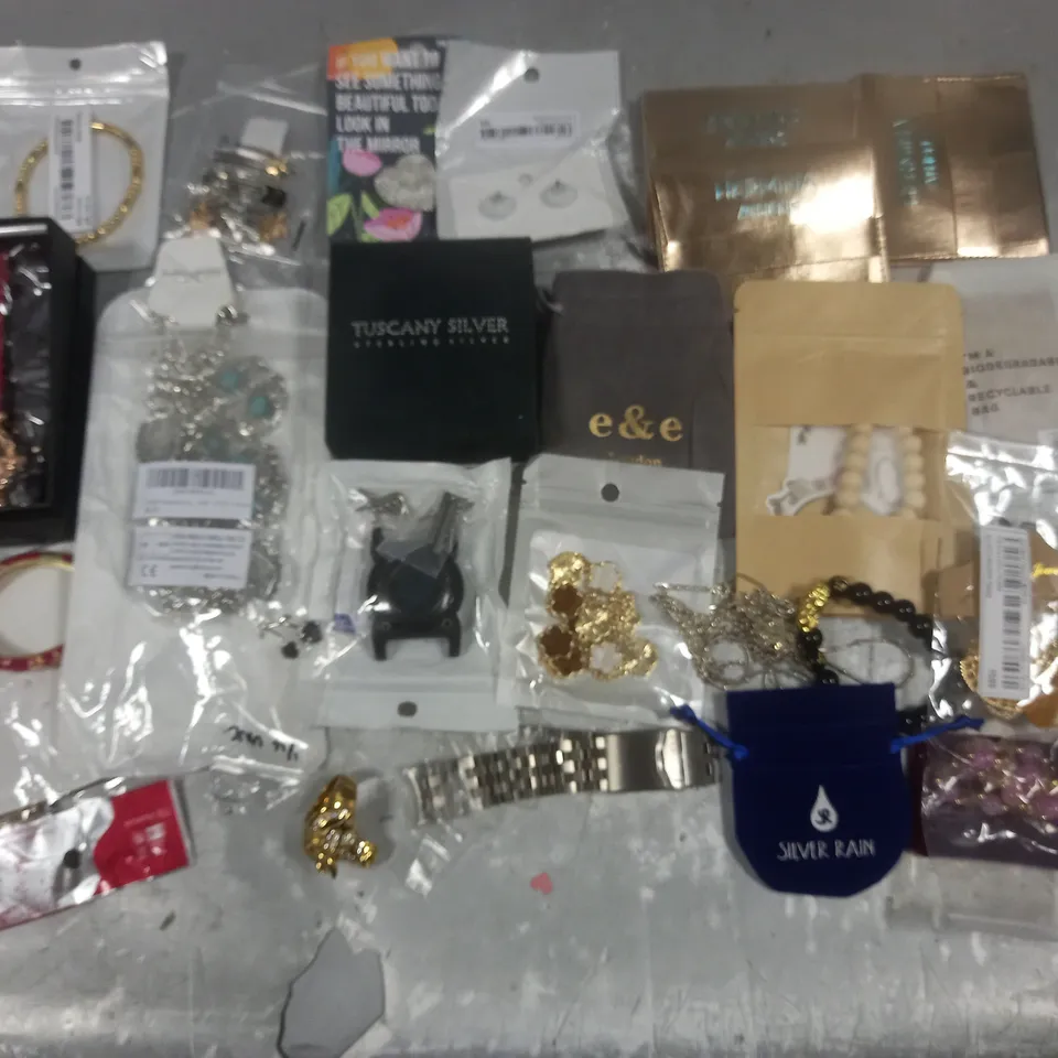 LOT OF ASSORTED JEWELLERY AND WATCH ITEMS TO INCLUDE BRACELETS, EARRINGS WATCHES