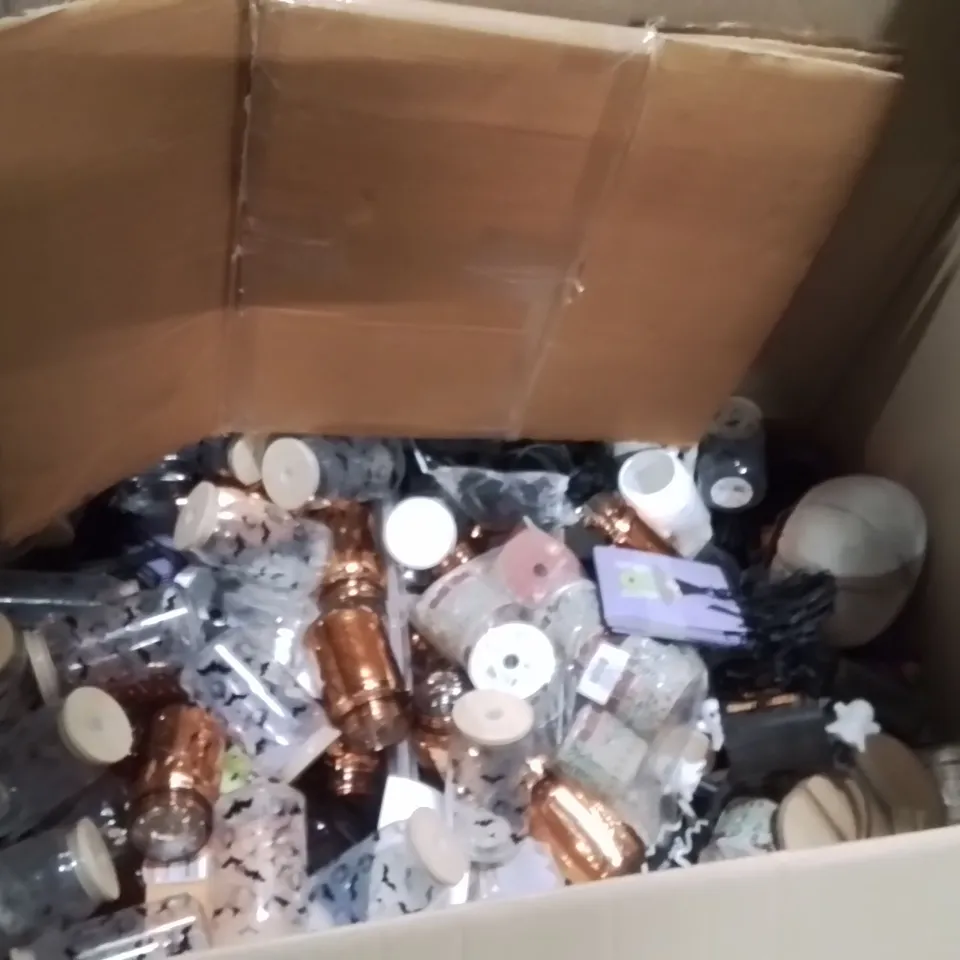 PALLET CONTAINING A LARGE QUANTITY OF ASSORTED HALLOWEEN AND PRODUCTS TO INCLUDE;LIGHT UP HEADBAND,GLASS BAT CUPS,WOODEN BAT'S DECORATIONS 