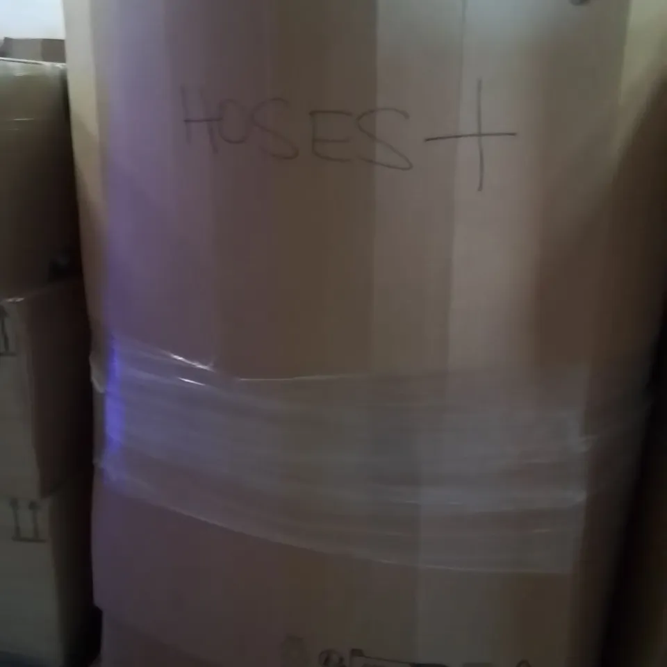 PALLET CONTAINING A LARGE QUANTITY OF HOSES 