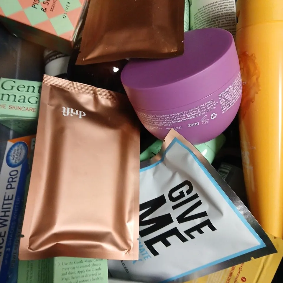 APPROXIMATELY 20 ASSORTED HEALTH & BEAUTY PRODUCTS TO INCLUDE ARM & HAMMER TOOTHPASTE, BODY SCRUB, GIVE ME FACE FIX ETC 