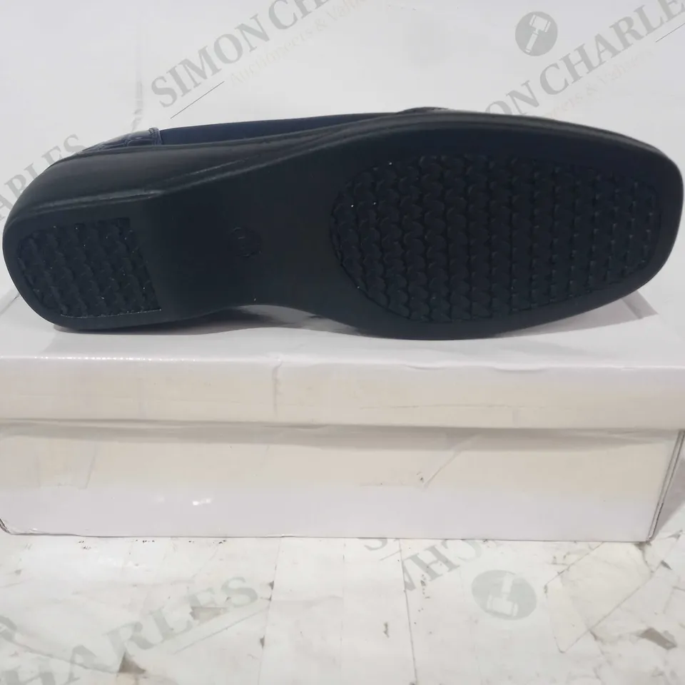 BOXED PAIR OF DESIGNER TEXTURED SLIP-ON COMFORT SHOES IN NAVY SIZE 6
